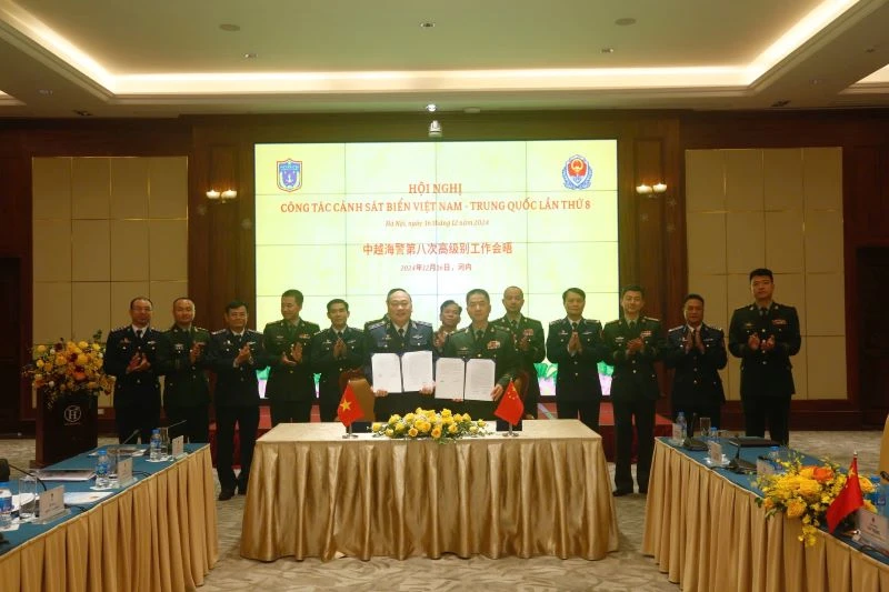 Đại diện Lực lượng Cảnh sát biển Việt Nam và Cảnh sát biển Trung Quốc ký kết, trao đổi biên bản tại Hội nghị.