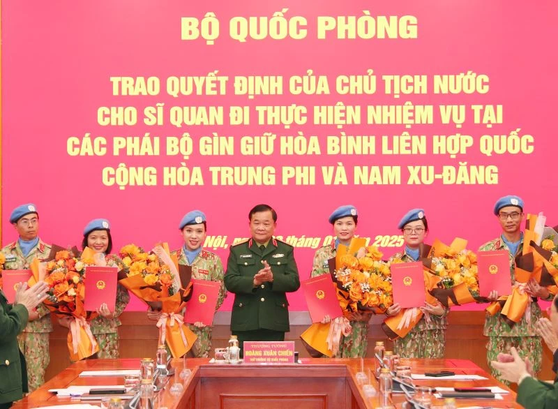 Thượng tướng Hoàng Xuân Chiến thừa ủy quyền của Chủ tịch nước và Bộ trưởng Quốc phòng trao Quyết định cho các sĩ quan đi thực hiện nhiệm vụ tại các phái bộ gìn giữ hòa bình Liên hợp quốc tại Cộng hòa Trung Phi và Nam Sudan.