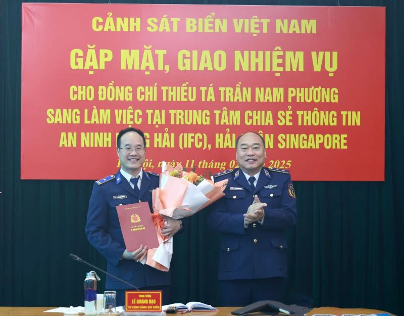 Thừa ủy quyền của Thủ trưởng Bộ Quốc phòng, Trung tướng Lê Quang Đạo trao quyết định cho Thiếu tá Trần Nam Phương.