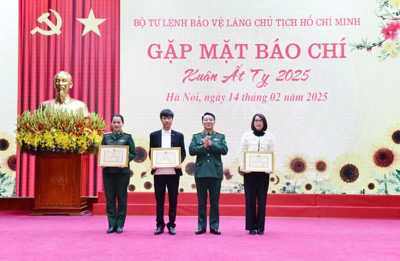 Đại diện lãnh đạo Bộ Tư lệnh Bảo vệ Lăng trao Giấy khen tặng phóng viên các cơ quan thông tấn, báo chí, vì đã có thành tích xuất sắc trong phối hợp tuyên truyền.