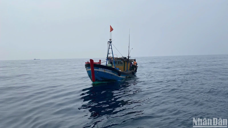 Tàu đánh bắt thủy sản trái phép bị lực lượng Biên phòng Quảng Trị bắt giữ.