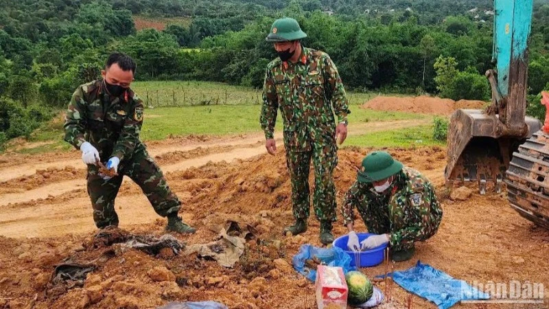 Đội Quy tập hài cốt liệt sĩ Đoàn Kinh tế-Quốc phòng 337 tìm kiếm, cất bốc tại khu vực thôn Xa Re, xã Hướng Tân, huyện Hướng Hóa.