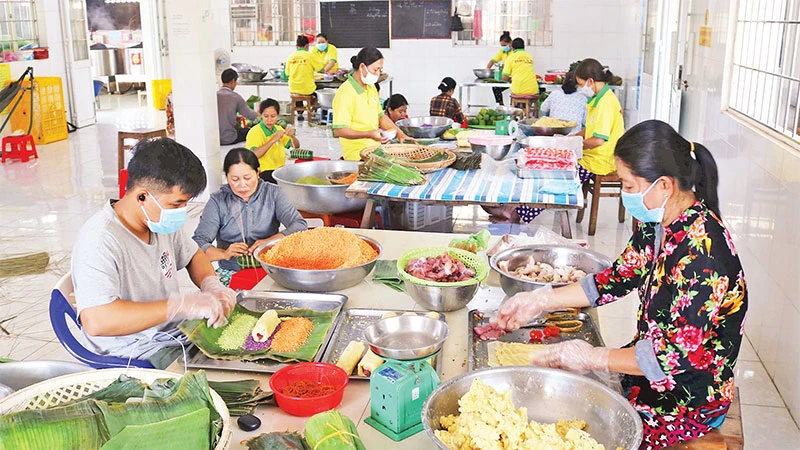 Cơ sở kinh doanh bánh tét Hai Lý, xã Kim Hòa, huyện Cầu Ngang, tỉnh Trà Vinh gói bánh phục vụ nhu cầu thị trường.