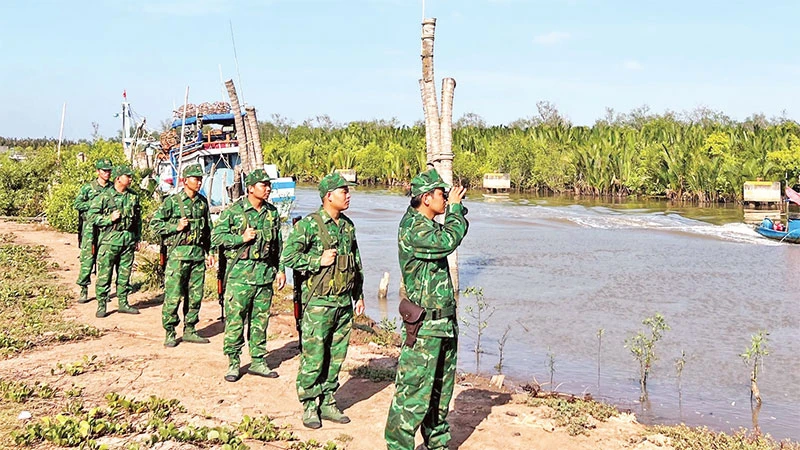 Cán bộ, chiến sĩ Đồn Biên phòng Hàm Luông tuần tra khu vực biên giới biển.