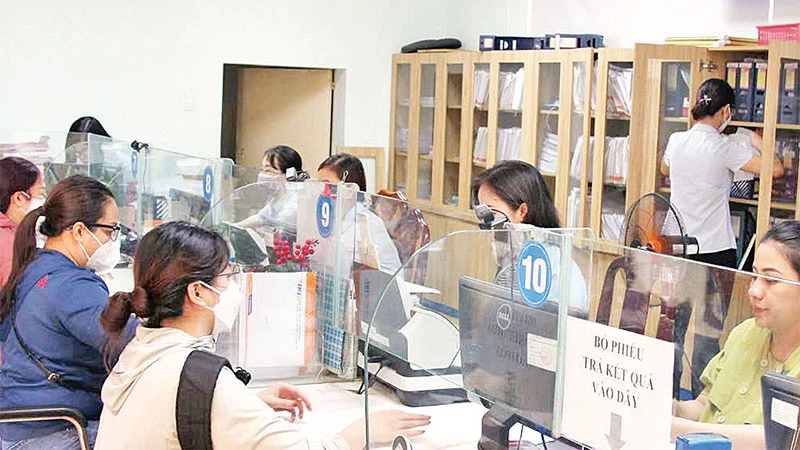  Người dân làm thủ tục tại Bảo hiểm xã hội thành phố Thủ Đức (Thành phố Hồ Chí Minh). (Ảnh THẾ ANH)