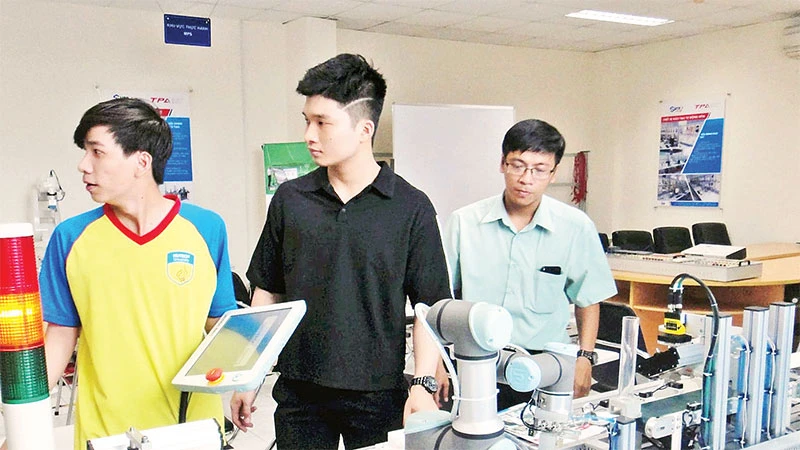Thành phố Hồ Chí Minh đẩy mạnh đào tạo nhân lực tự động hóa để đáp ứng nhu cầu doanh nghiệp FDI.