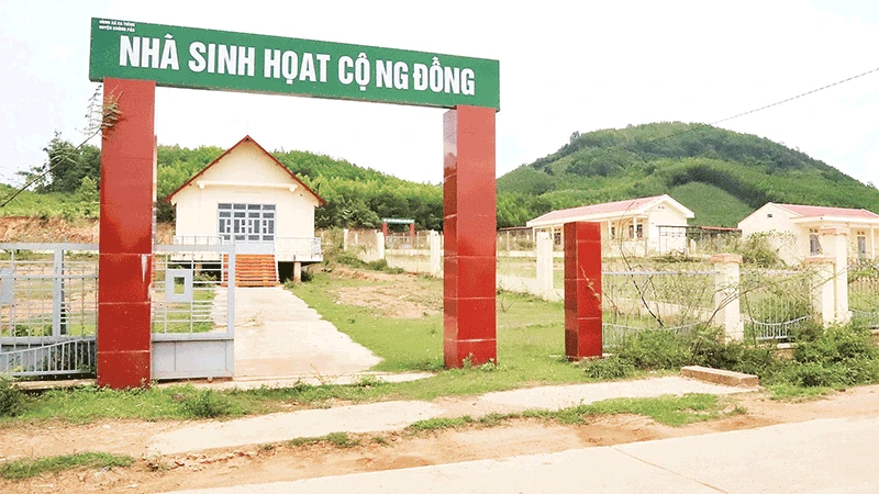 Các công trình phúc lợi như Nhà sinh hoạt cộng đồng, trường học ở xã Ea Yiêng được xây dựng kiên cố nhưng bị bỏ hoang ba năm nay.