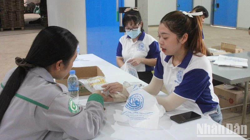 Người lao động được tư vấn và phát thuốc miễn phí tại chương trình.