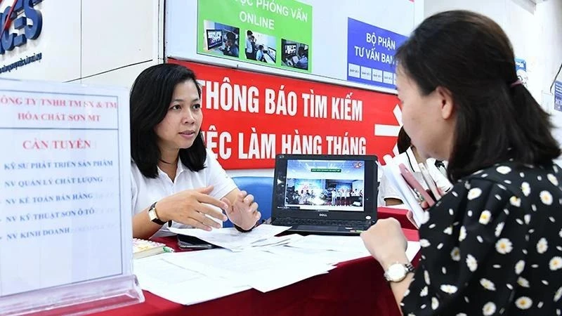 Lao động tìm hiểu thông tin việc làm tại Trung tâm Dịch vụ việc làm Hà Nội. (Ảnh: nhandan.vn)