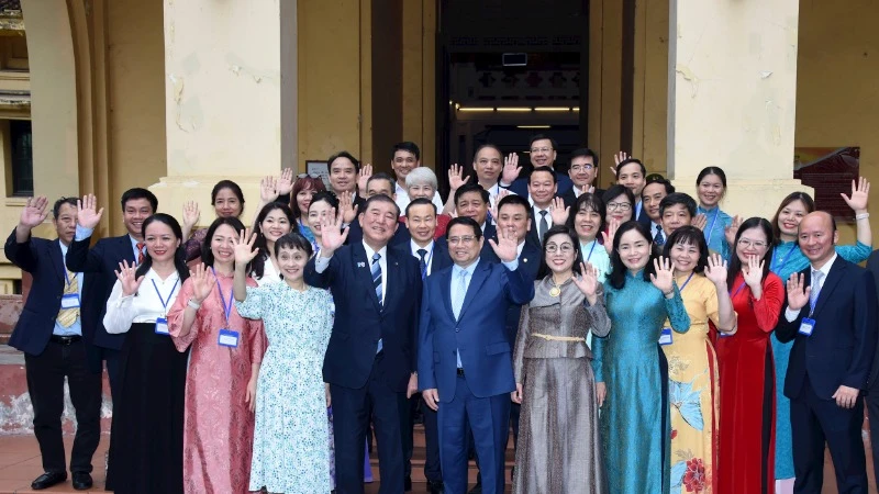 Thủ tướng Phạm Minh Chính và Phu nhân cùng Thủ tướng Nhật Bản Ishiba Shigeru và Phu nhân với cán bộ, công nhân viên của Bảo tàng Lịch sử quốc gia. (Ảnh: Báo Nhân Dân)