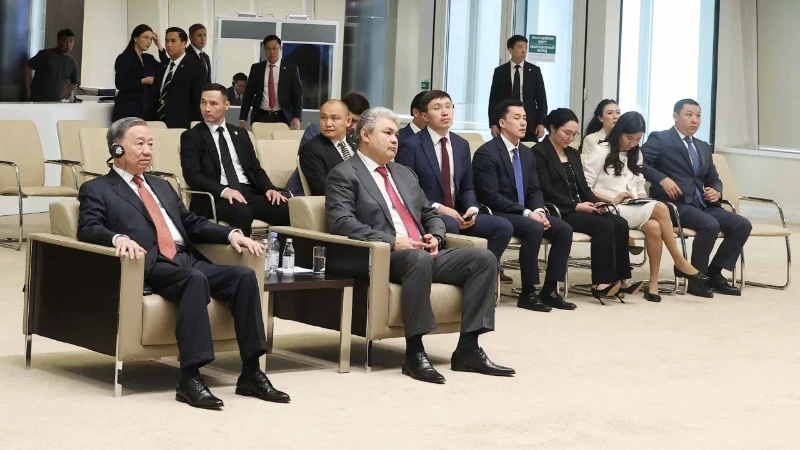 Tổng Bí thư Tô Lâm thăm Trung tâm Tài chính quốc tế Astana. (Ảnh: Thống Nhất/TTXVN)