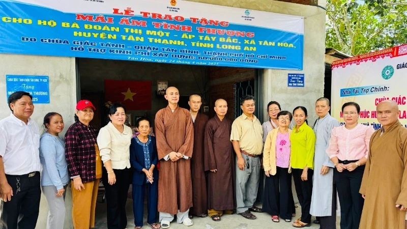 Đại diện chùa Giác Tánh (Phường 8, quận Tân Bình, Thành phố Hồ Chí Minh) trao tặng mái ấm tình thương tại Long An.