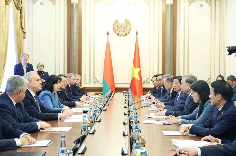 Tổng Bí thư Tô Lâm hội kiến Chủ tịch Thượng viện Natalya Kochanova và Chủ tịch Hạ viện Igor Sergeyenko của Belarus. (Ảnh: Thống Nhất/TTXVN)