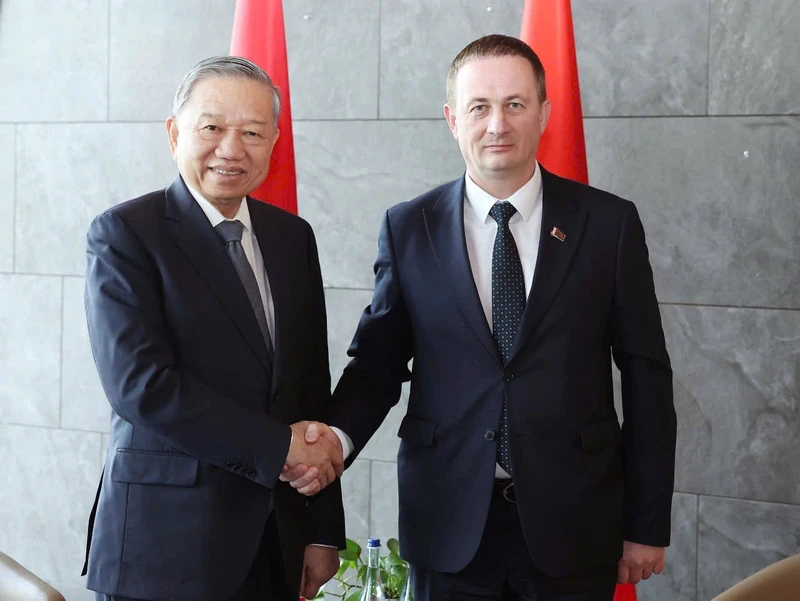 Tổng Bí thư Tô Lâm hội kiến Thủ tướng Belarus Aleksandr Turchin. (Ảnh: Thống Nhất/TTXVN)