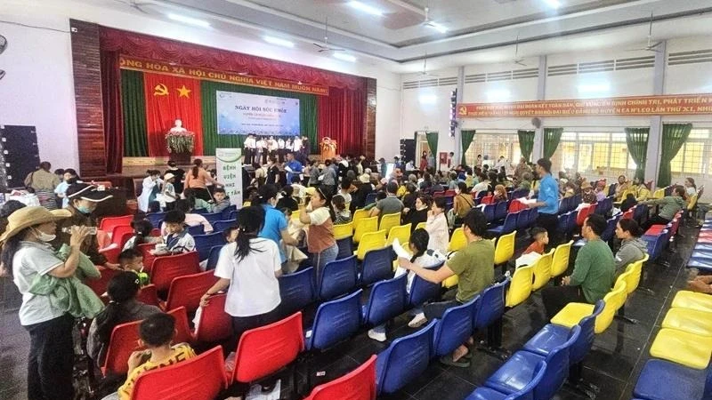 Đông đảo người dân trên địa bàn huyện Ea H'leo đến dự chương trình Ngày hội sức khỏe Ea H'leo để được khám bệnh và cấp thuốc miễn phí. (Ảnh: Báo Nhân Dân)