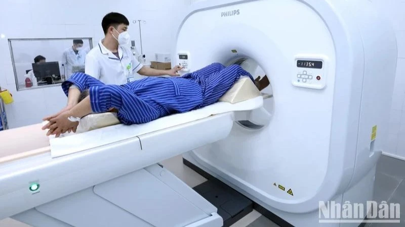 Các bác sĩ thực hiện chụp cắt lớp vi tính phục vụ chẩn đoán và điều trị cho bệnh nhân. Ảnh: yousportnews.co