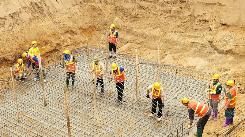 Công nhân thi công cốt thép tại vị trí VT414, thuộc xã Thái Hòa, huyện Lập Thạch, tỉnh Vĩnh Phúc.