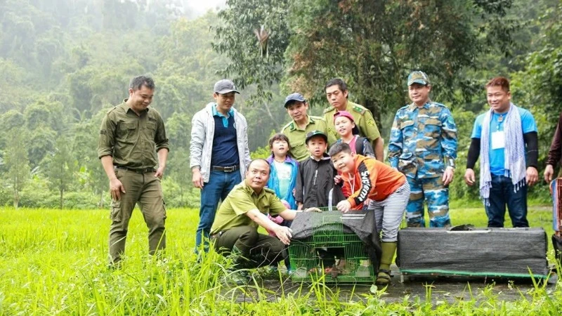 Cán bộ kiểm lâm Vườn quốc gia Cúc Phương cùng người dân thả động vật hoang dã về môi trường tự nhiên.