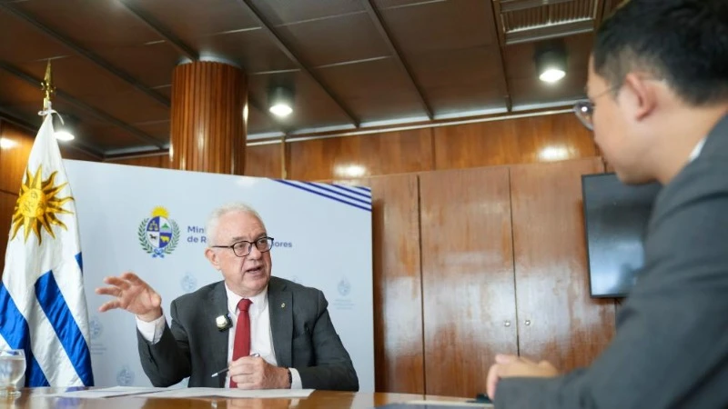 Bộ trưởng Ngoại giao Uruguay Mario Lubetkin phát biểu trong một cuộc phỏng vấn độc quyền với Tân Hoa xã tại Montevideo, Uruguay, ngày 6/5/2025. (Ảnh: THX)