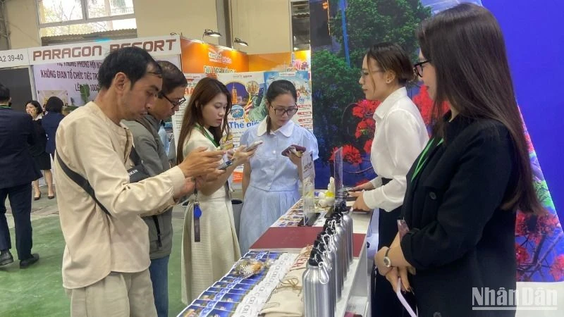 Du khách tìm hiểu các tour tại Hà Nội - VITM Hà Nội 2025. 