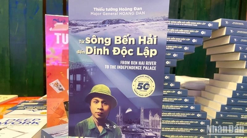 Cuốn hồi ký “Từ sông Bến Hải đến Dinh Độc Lập” của Thiếu tướng Hoàng Đan. (Ảnh: HUY LÊ)