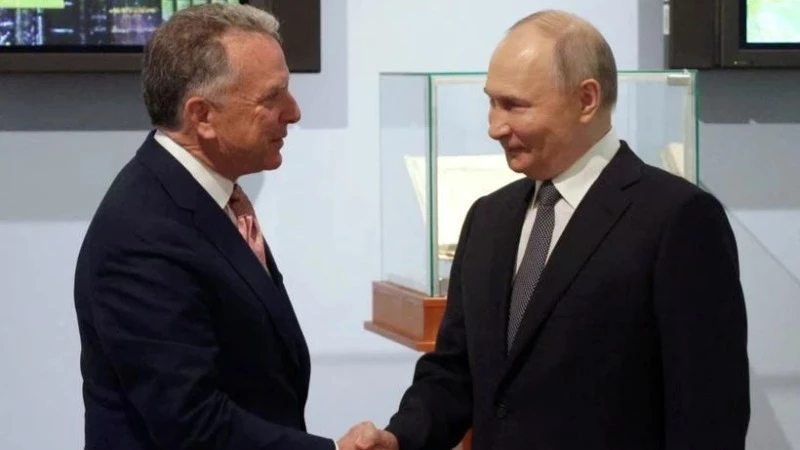 Tổng thống Nga Vladimir Putin (phải) tiếp Đặc phái viên của Tổng thống Mỹ Steve Witkoff tại thành phố St. Petersburg, ngày 11/4/2025. (Ảnh: REUTERS/TTXVN)