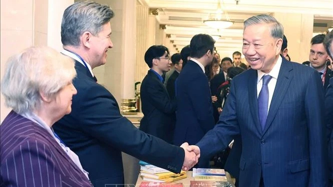Tổng Bí thư Tô Lâm với các nhân sĩ, trí thức, chuyên gia Nga từng giúp đỡ Việt Nam. (Ảnh: TTXVN) 