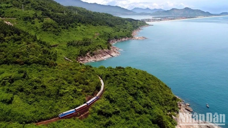 Tàu hỏa tạo điều kiện để du khách chiêm ngưỡng cảnh đẹp dọc đường. (Ảnh minh họa: nhandan.vn)