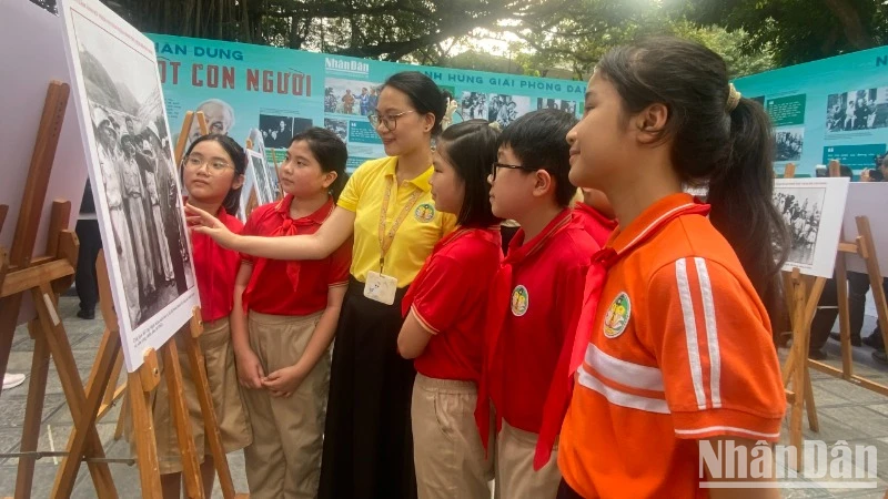 Học sinh Trường tiểu học Tràng An đến tham quan, tìm hiểu về cuộc đời, sự nghiệp và tấm gương đạo đức của Chủ tịch Hồ Chí Minh.