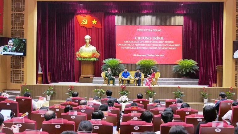 Hà Giang tổ chức gặp mặt, khen thưởng các tập thể, cá nhân tiêu biểu trong học tập và làm theo tư tưởng, đạo đức, phong cách Hồ Chí Minh.