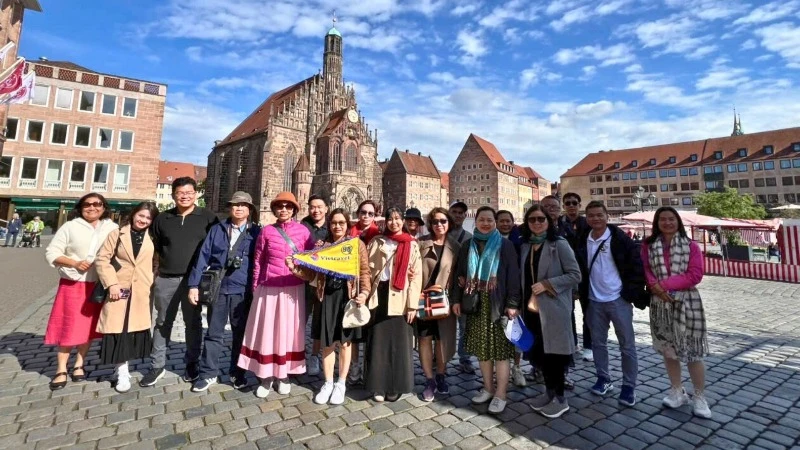 Du khách khám phá các nước châu Âu. (Ảnh: Vietravel)