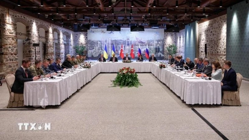 Ngoại trưởng Thổ Nhĩ Kỳ Hakan Fidan (giữa) chủ trì cuộc họp giữa phái đoàn Nga và Ukraine tại Istanbul ngày 16/5/2025. (Ảnh: THX/TTXVN)