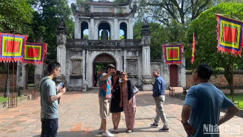 Du khách tham quan Văn Miếu-Quốc Tử Giám. (Ảnh: XUÂN HIẾU)
