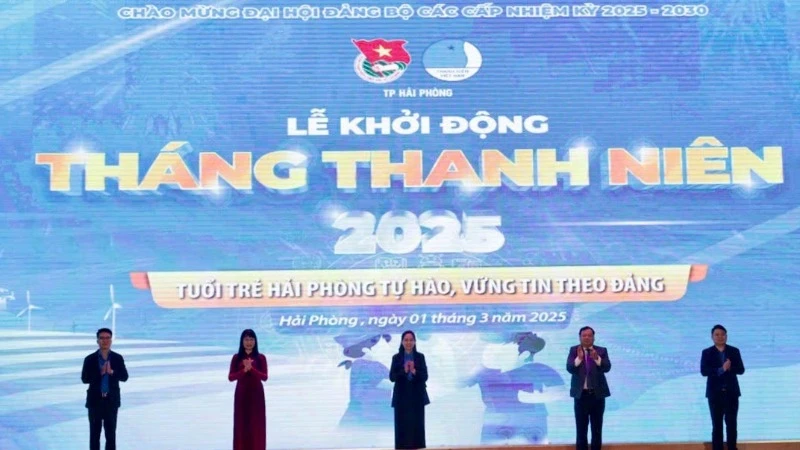 Các đại biểu nhấn nút khởi động Tháng Thanh niên 2025.