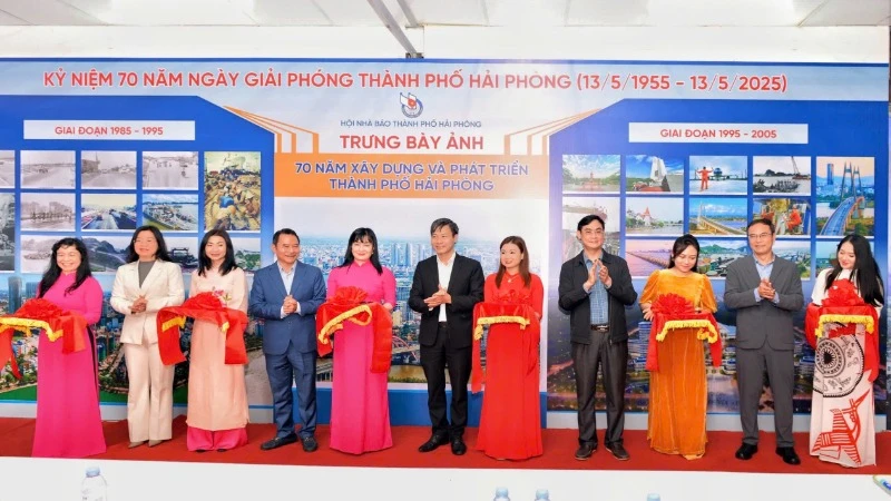 Khai mạc trưng bày ảnh 70 năm xây dựng và phát triển thành phố Hải Phòng.