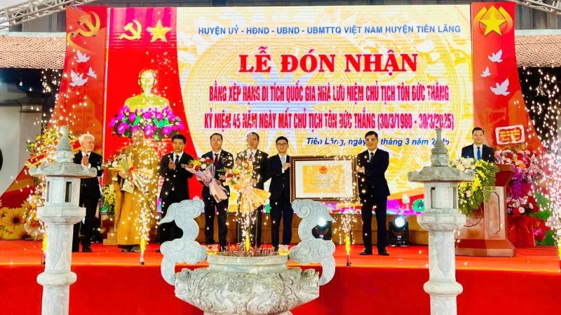 Lễ đón nhận Bằng xếp hạng di tích quốc gia Nhà lưu niệm Chủ tịch Tôn Đức Thắng.