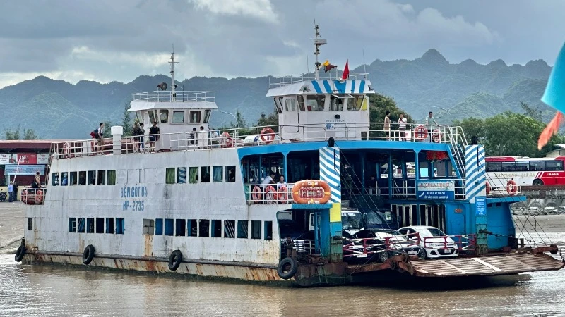  Phà chạy sang đảo Cát Hải.