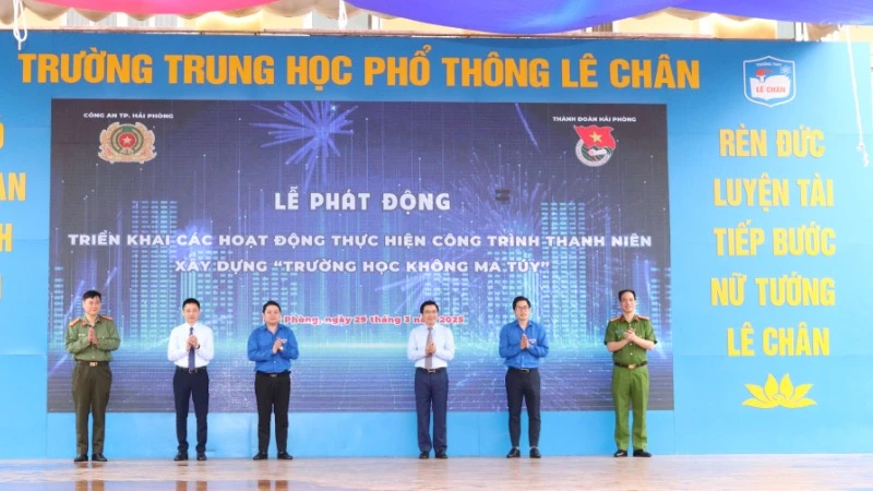 Các đại biểu phát động công trình thanh niên "Xây dựng trường học không ma túy".