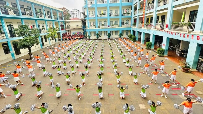 Học sinh Trường Tiểu học Võ Thị Sáu (quận Lê Chân) đồng diễn tiết mục văn nghệ.