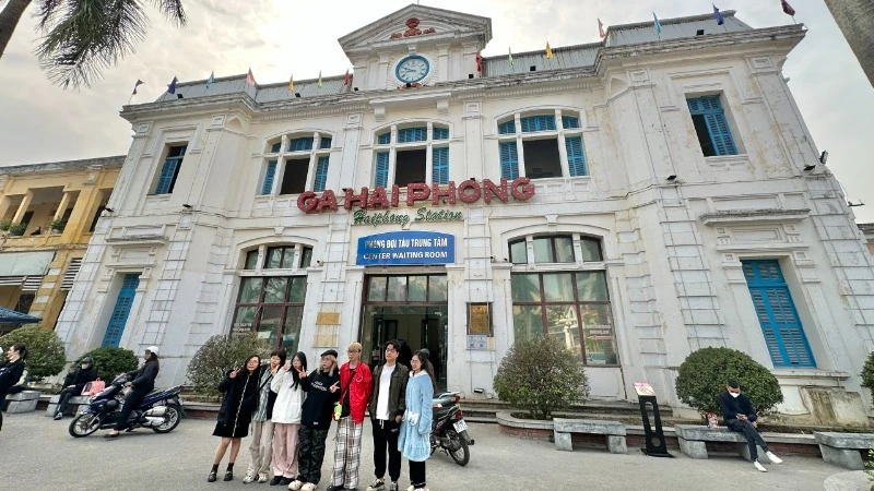 Du khách check-in trước Ga Hải Phòng.