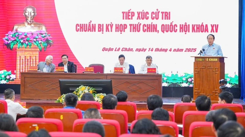 Đại biểu dự buổi tiếp xúc.
