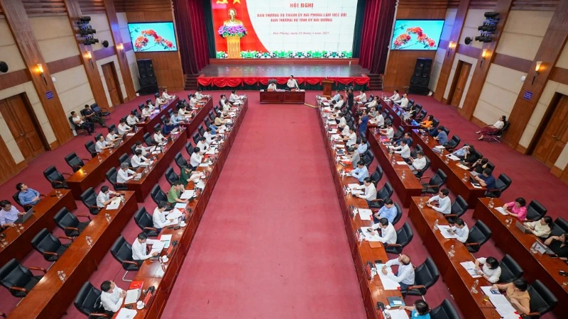 Quang cảnh cuộc làm việc Ban Thường vụ Thành ủy Hải Phòng với Ban Thường vụ Tỉnh ủy Hải Dương.