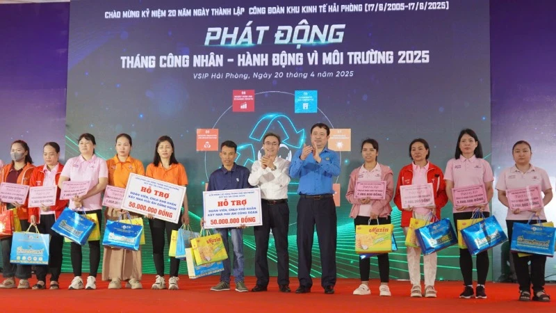 13 công nhân có hoàn cảnh khó khăn được nhận trợ cấp từ chương trình.
