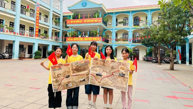 Các em học sinh Hải Phòng hào hứng với sự sinh động của Phụ san đặc biệt. 