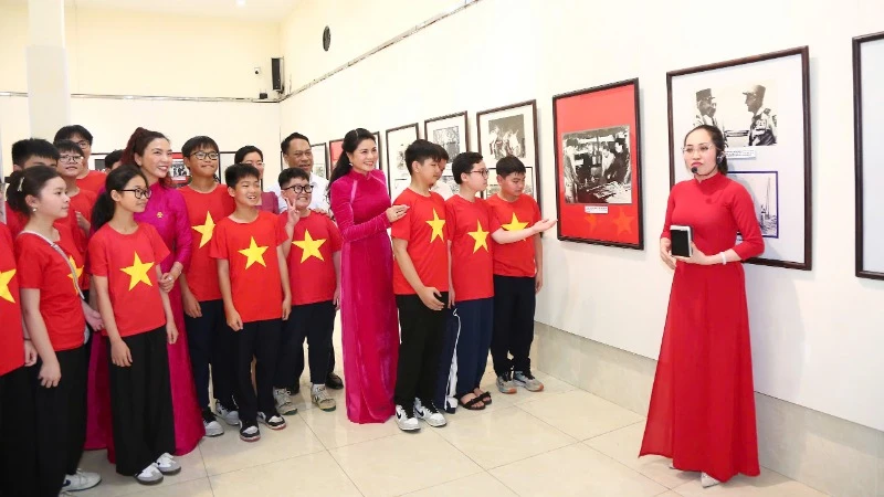 Quang cảnh triển lãm ảnh “Đất nước trọn niềm vui”.
