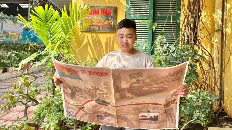 Tuổi trẻ Hải Phòng phấn khởi đón nhận phụ san đặc biệt trên tay.