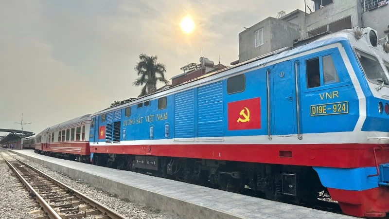 Đưa vào khai thác đoàn tàu chất lượng cao Hoa Phượng Đỏ.