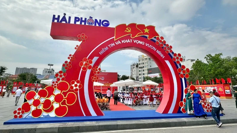 Triển lãm ảnh, tư liệu với chủ đề “Thành tựu kinh tế, văn hóa, xã hội, an ninh, quốc phòng của thành phố Hải Phòng - 70 năm xây dựng và phát triển”.