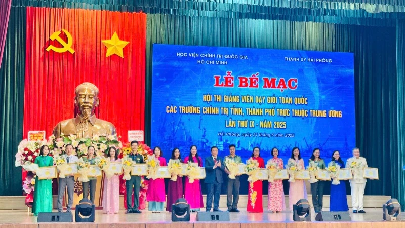 Trao Bằng khen cho các đồng chí giảng viên xuất sắc tiêu biểu.