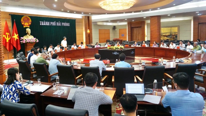 Quang cảnh buổi làm việc với các hộ dân.